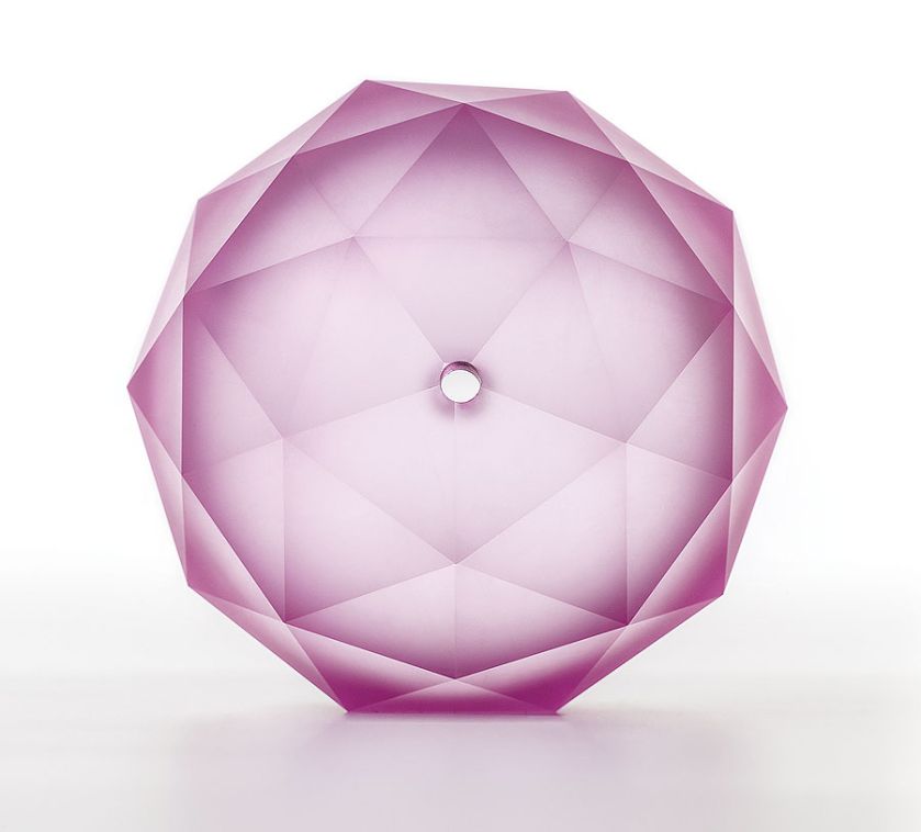 Różowa kula, która pasuje do stylistyki lat 60.