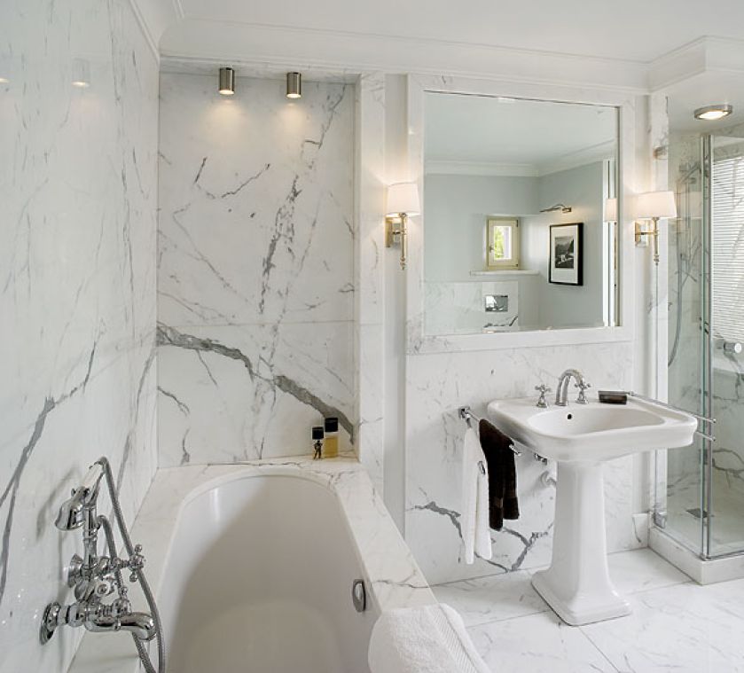 W domu są trzy łazienki, wszytkie marmurowe i z podgrzewanymi podłogami.