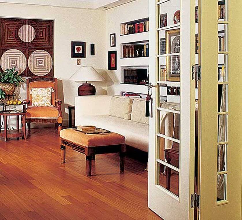 Rzeźbione krzesła chippendale i kanapa młodego włoskiego designera.