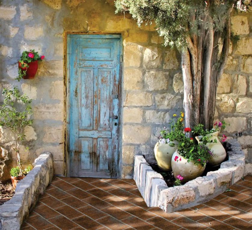 Mur z wapienia i terakotowa ścieżka w kolorze cegły. IL PALAGIO