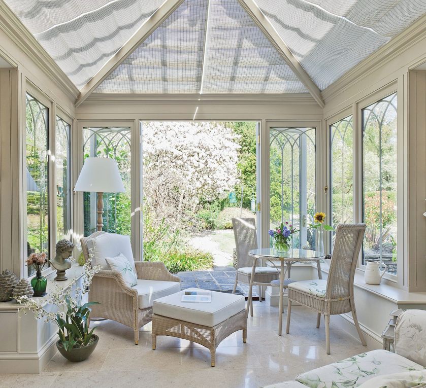 Klasyczny angielski wypoczynkowy salonik otoczony ogrodem. Przeszklony dach można zasłaniać roletami sterowanymi pilotem.