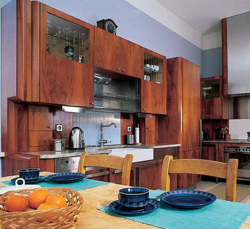 Kuchenne szafki robione pod wymiar do starego mieszkania tutaj pasowały prawie idealnie.