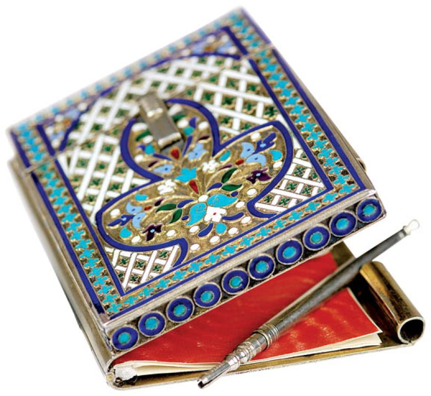 Wizytownik ozdobiony techniką cloisonne na srebrze, którą Rosjanie doprowadzili do perfekcji, Rosja, 1905 r., z