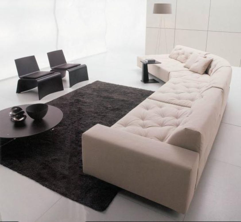 Z zakrzywionym bokiem i poręcznym stolikiem – kolekcja Chance. DESIREE