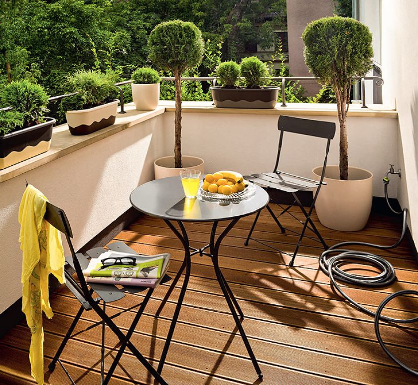 Nowoczesny, metalowy zestaw mebli z kolekcji Rhode docenią posiadacze małych balkonów (Castorama).