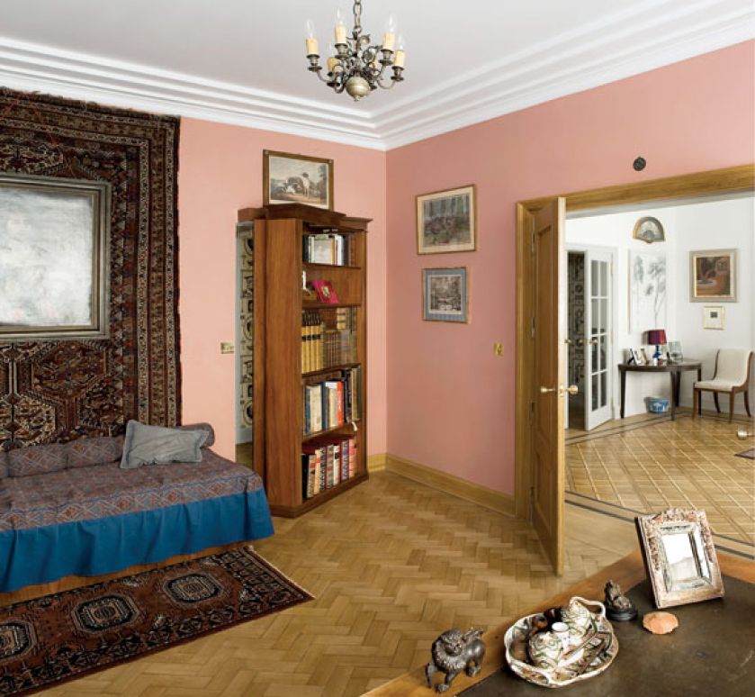 Z gabinetu prowadzi tajne przejście na korytarz. Wystarczy tylko przesunąc biblioteczkę.