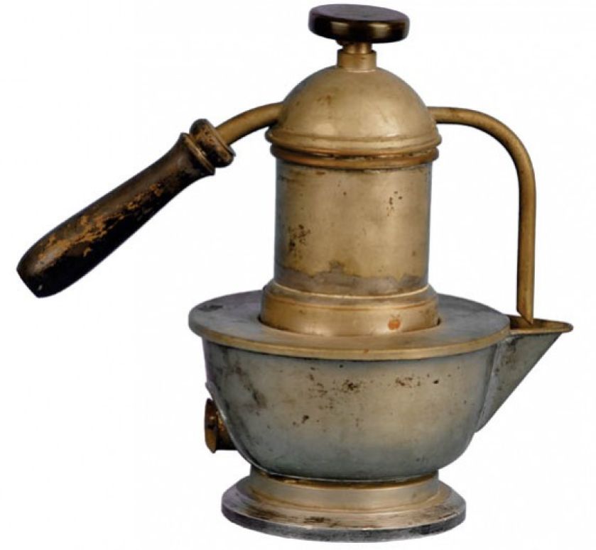 Węgierski zaparzacz Eta. Dzięki ciśnieniu woda wędruje w górę przez kawę, a następnie wewnętrzną rurką