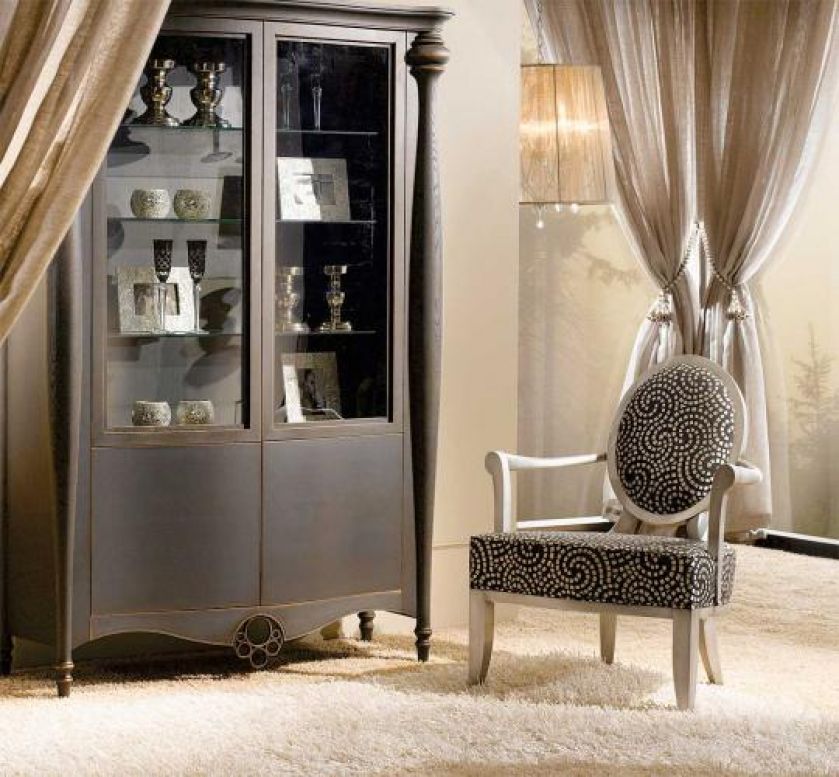 Witryna z kolekcji Venus zrobiona jest z drewna czereśniowego pomalowanego czarnym matowym lakierem. Cena - 24 200 zł. HEBAN