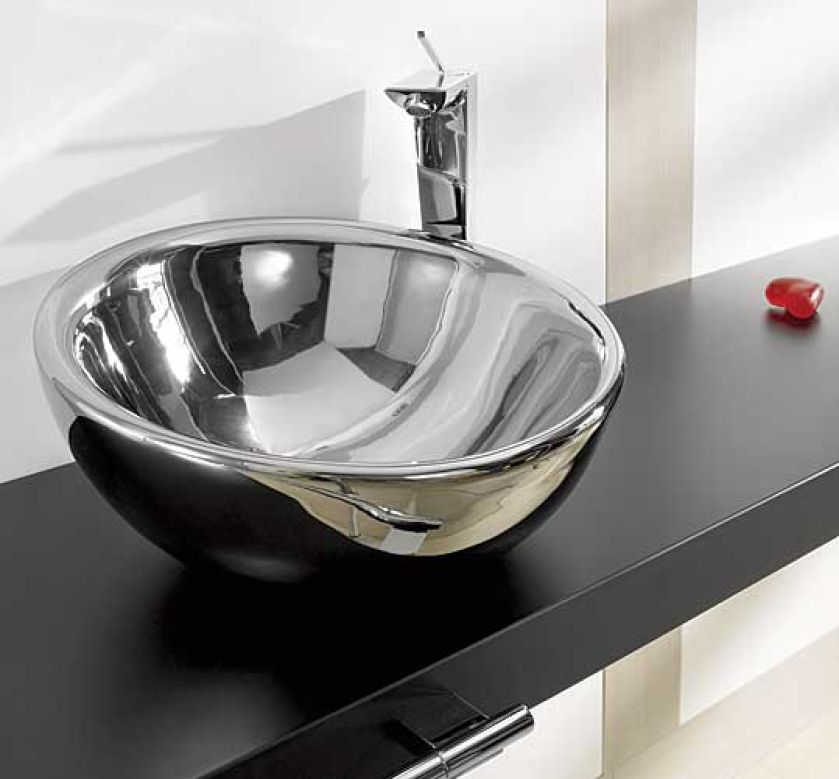 Lustrzana umywalka-misa firmy Roca doskonale sprawdzi się w surowych, minimalistycznych wnętrzach. Zapłacimy za nią około