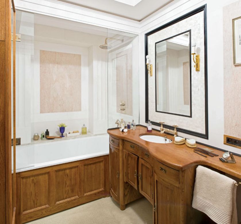 Pomysłowy schowek: za lustrem znajduje się płytka szafa na szlafrok i reczniki.