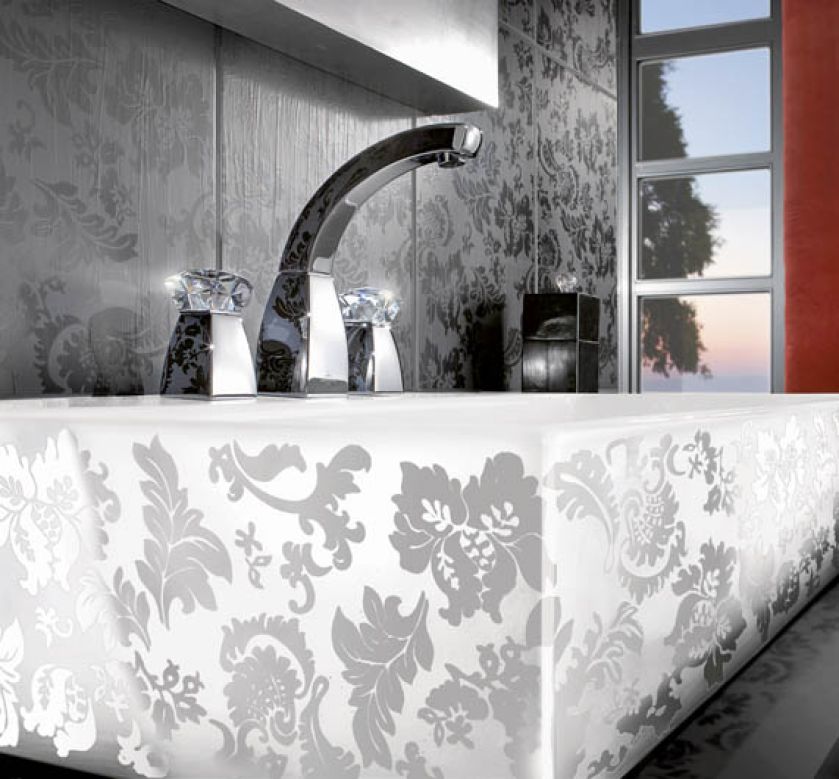 Umywalka z kolekcji Memento z dekorem New Glory Platinum kosztuje 4120 zł. VILLEROY BOCH