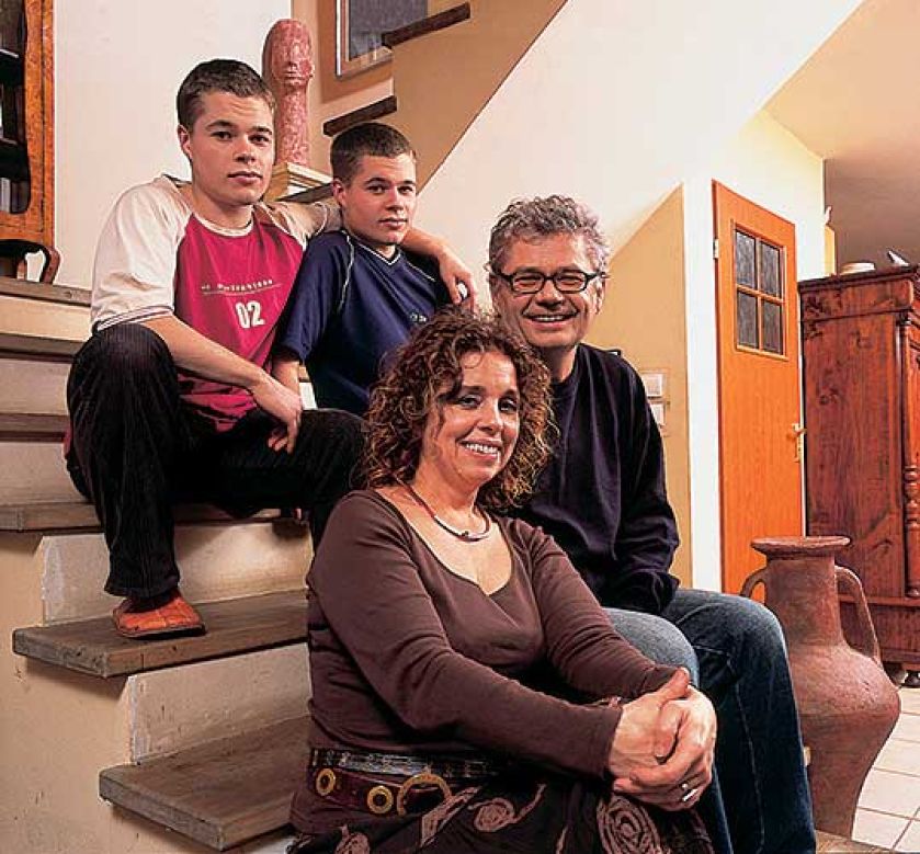 Hanna Ograbisz-Krawiec z mężem Markiem oraz bliźniakami Nikodemem i Dominikiem.