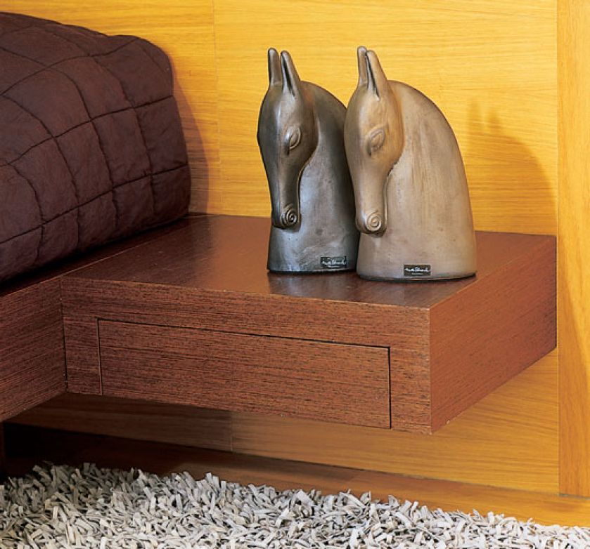 Figurki przedstawiające konie. Dom otwarty na las