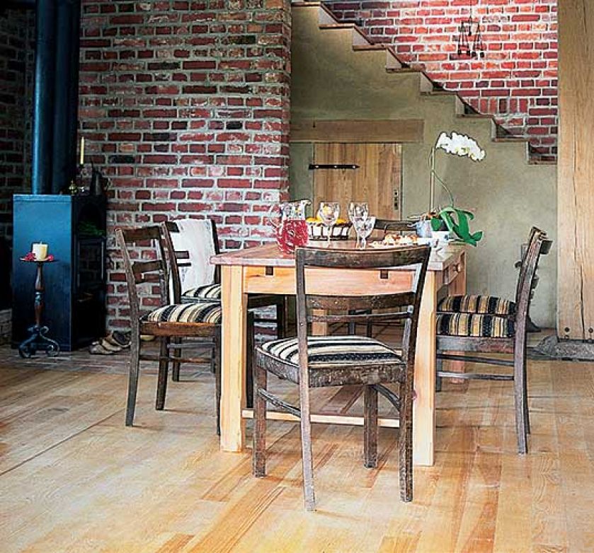 Stare meble - żadne tam antyki, lecz po prostu wyszukane w antykwariatach przedmioty z przeszłością - sprawiają, że czyjemy