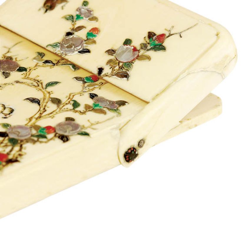 Wizytownik z kości słoniowej dekorowany japońską techniką shibayama, dynastia Meji (druga połowa XIX w.), z