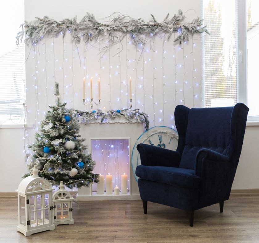 Ciekawym rozwiązaniem jest stworzenie kącika świątecznego, w którym choinka może być mała.