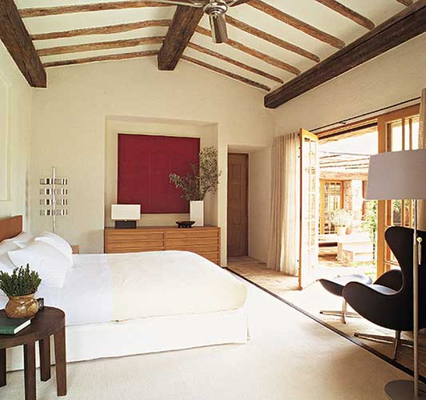 Jasna i prosta sypialnia z której możemy wyjść do ogrodu.