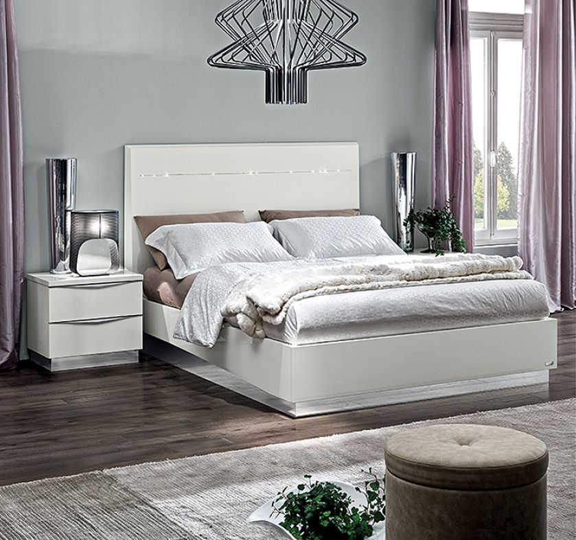 Lakierowana na wysoki połysk rama łóżka Onda ma ledową intarsję , od 930 euro, Camel Group