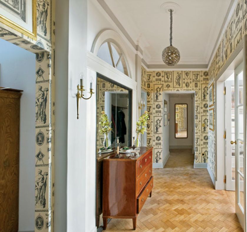 Jak w kamienicy z lat 30. Na ścianach pilastry, na sufitach plafony, w drzwiach oryginalne gałki, meble z londyńskich