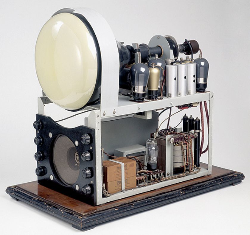 Ten model, wyprodukowany przez firmę Ferranti, pokazuje, jak funkcjonowały pierwsze telewizory.