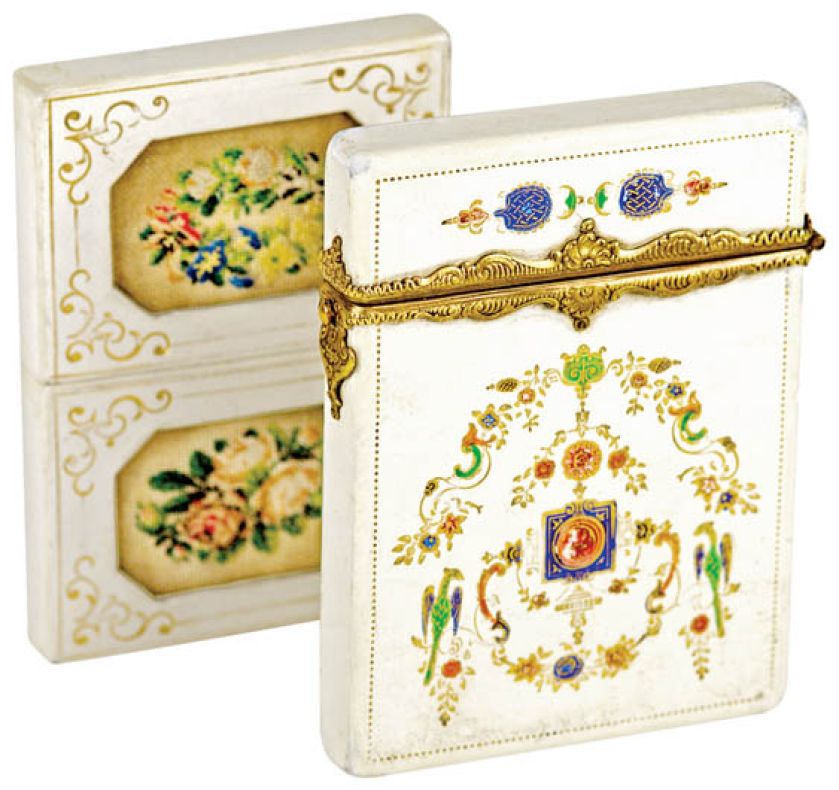 Dwa wizytowniki z papier mache, jeden (w tle) dekorowany haftem petite point , drugi