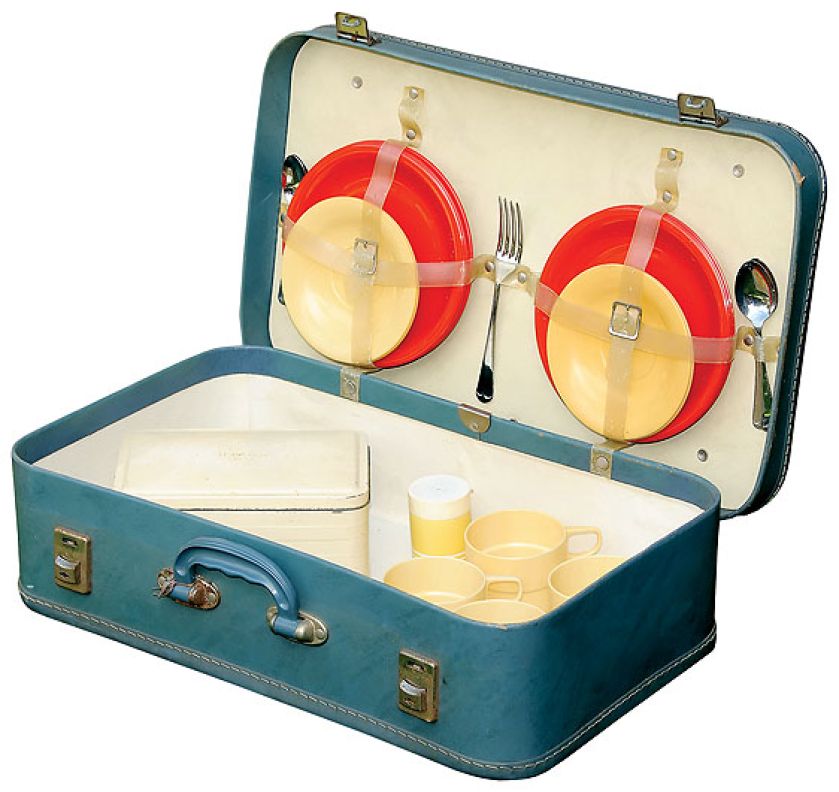 Kosz-walizeczka. Dzieje letnich pikników: zobacz jak urządzić je dziś