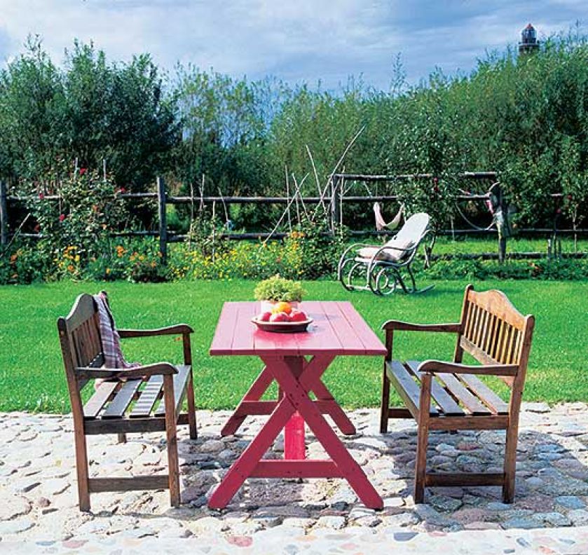 Na brukowanym tarasie słychać szum morza.