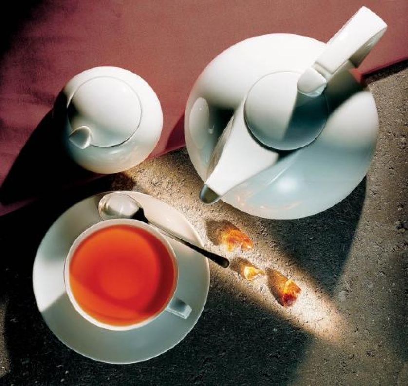 Geometryczny serwis TAC zaprojektował twórca Bauhausu, Walter Gropius. Dzbanek - 730 zł, cukiernica - 195