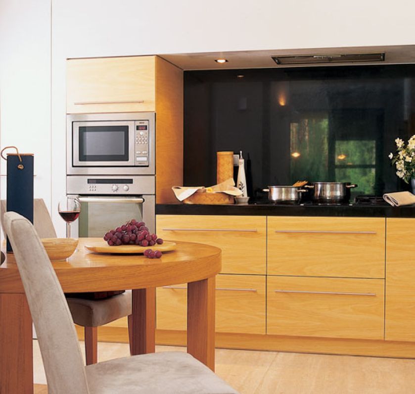 Kasia uwielbia podjadać przy małym stoliku, co złości Krzyśka, który woli duży stół w jadalni.