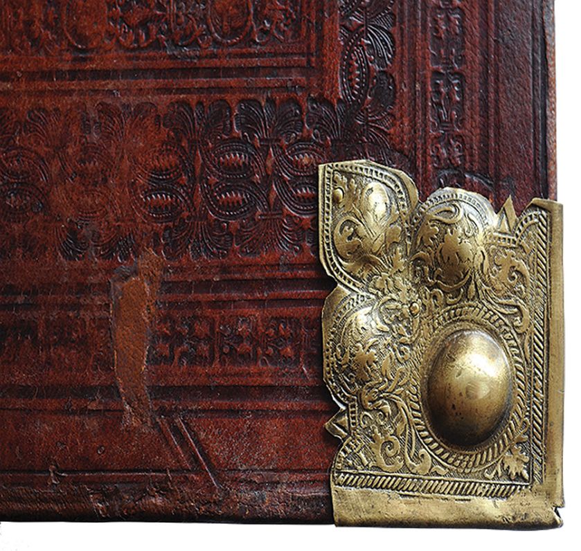 Mosiężne okucia narożne z I poł. XVIII wieku, zbiory Biblioteki Elbląskiej, sygn. Pol.7.IV.41.