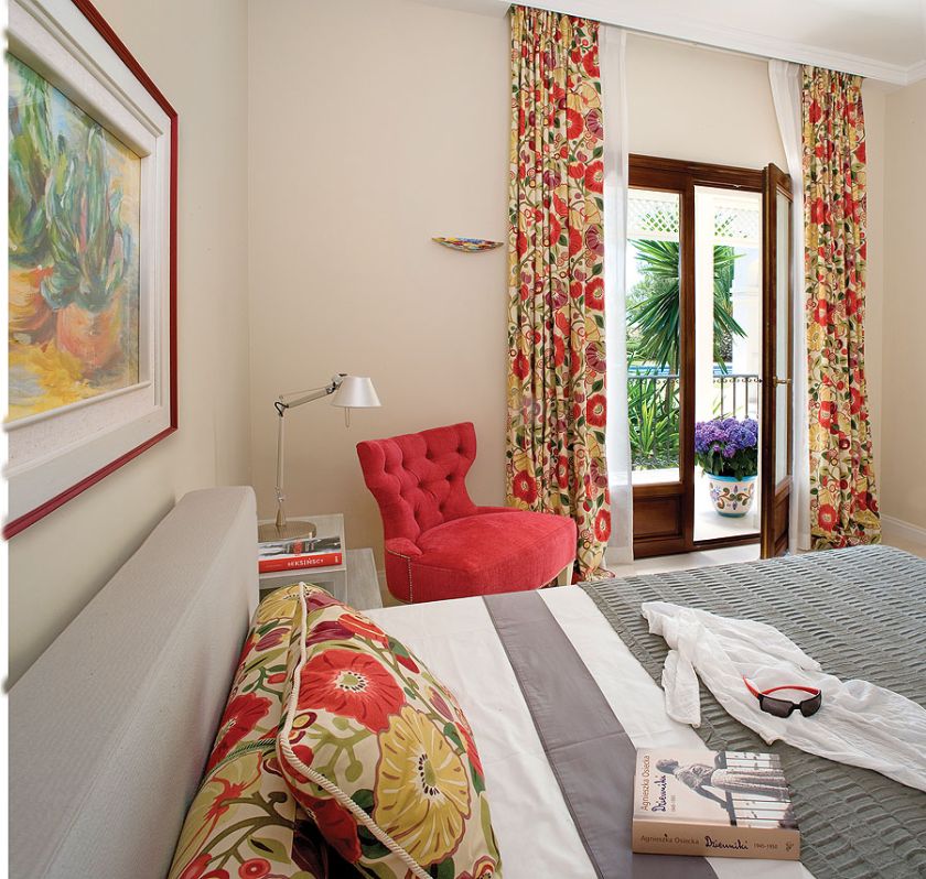 Łóżko zaprojektowała Anna Casciarri. Tkaninę przywiozła z podróży do Indii.