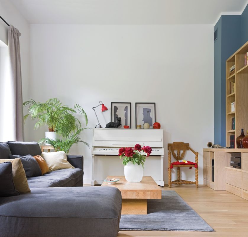 stare meble w nowoczesnym salonie