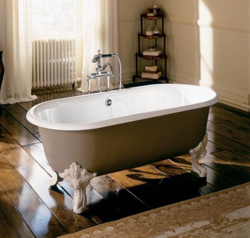 Do drewnianego parkietu - żeliwna wanna Royal na lwich nóżkach. KOHLER