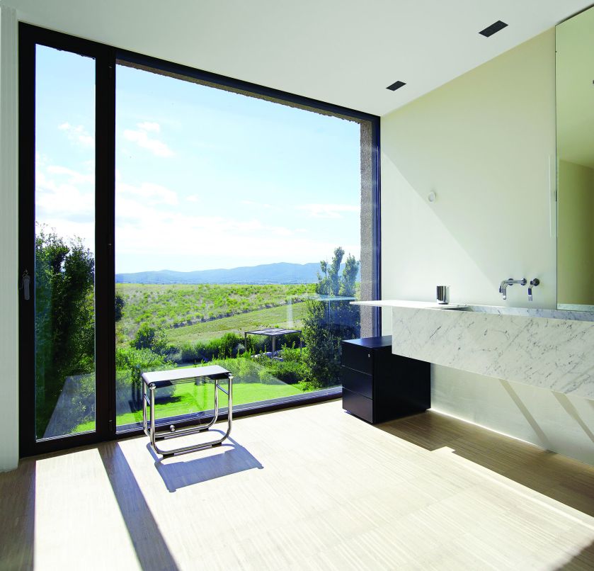 Tylko spójrzcie na toskańską rezydencję Piera Lissoniego, włoskiego projektanta i mistrza minimalizmu.