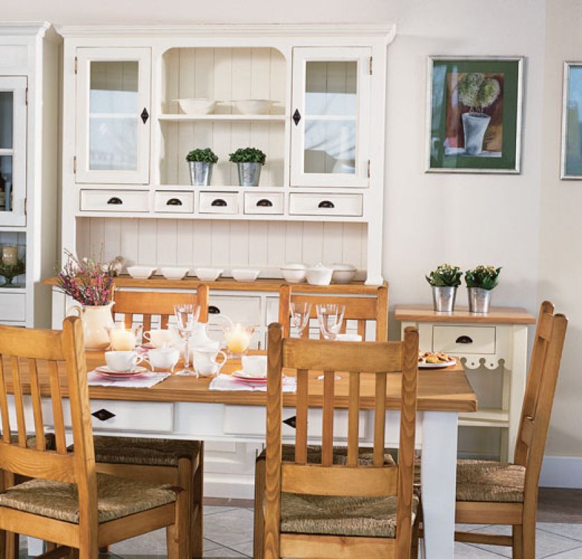 Nie ma to jak naturalne drewno i jasne kolory. Stół sosnowy z lakierowanym blatem kosztuje 1590 zł. Krzesło z