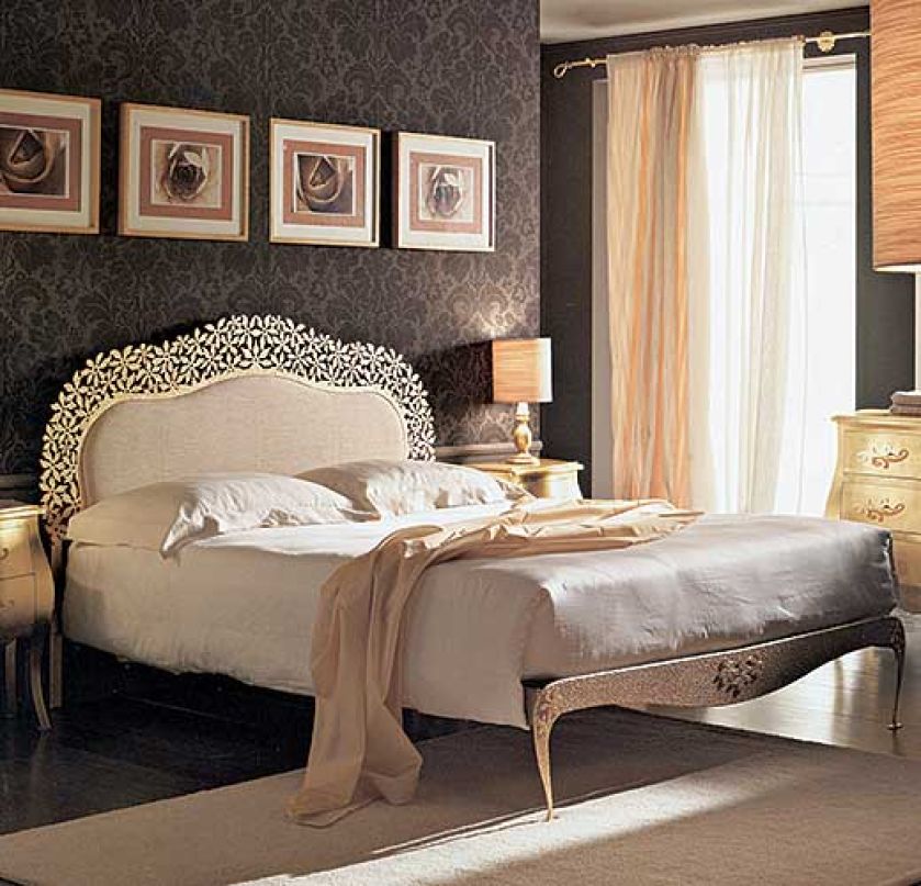 By ocieplić zimną ramę łóżka, zagłówek wyłożono tkaniną. Oprócz srebrnego i złotego można