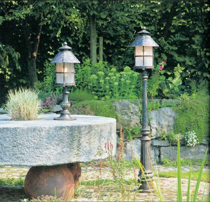 Do oryginalnego stołu - latarnie Antika z ręcznie kutej i giętej stali. Aranżacja KRYSZTAŁ