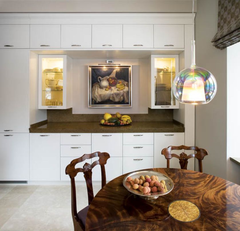 Nowoczesna kuchnia firmy Snaidero i bidermajerowska jadalnia.