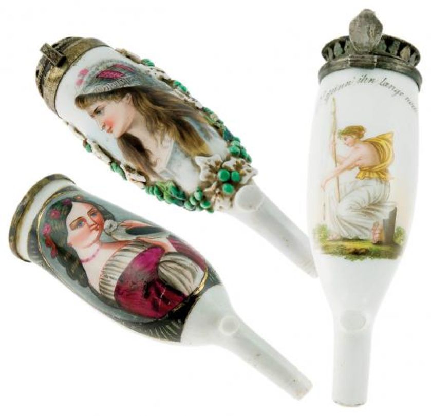 Z porcelany, zdobiona wizerunkiem kobiety, nakryta kapturkiem z blachy mosiężnej, Niemcy, XIX/XX w., Muzeum Dzwonów