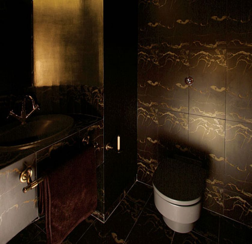 Czarno-złota toaleta jest jedną z niespodzianek w moim mieszkaniu. To taka prywatna otchłań- twierdzi Marzena.