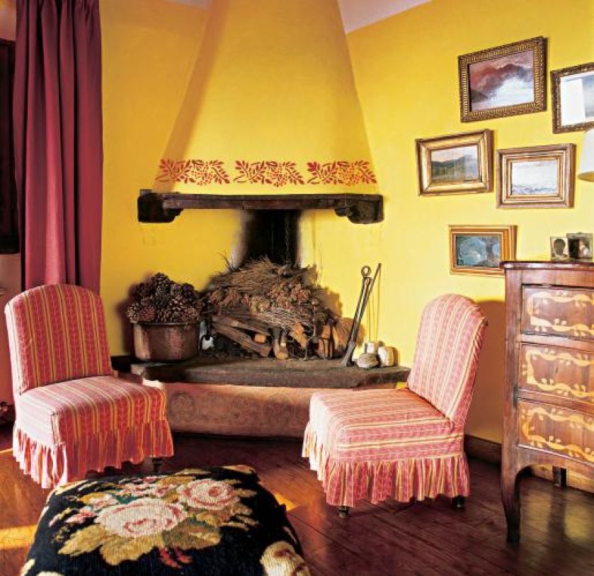 Ściana ozdobiona freskiem. Jesienna jarzębina