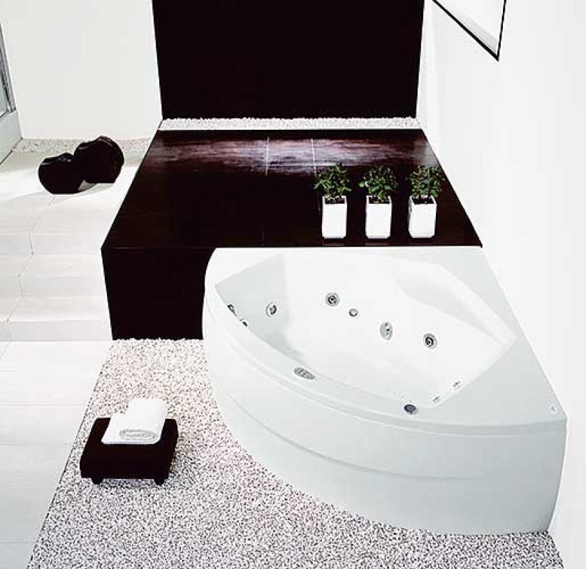 Wanna Diamante (150 x 150 cm, głębokość 42 cm) przypomina kształtem kryształ. Zaprojektował ją Marcello Cutino. Cena - 2964