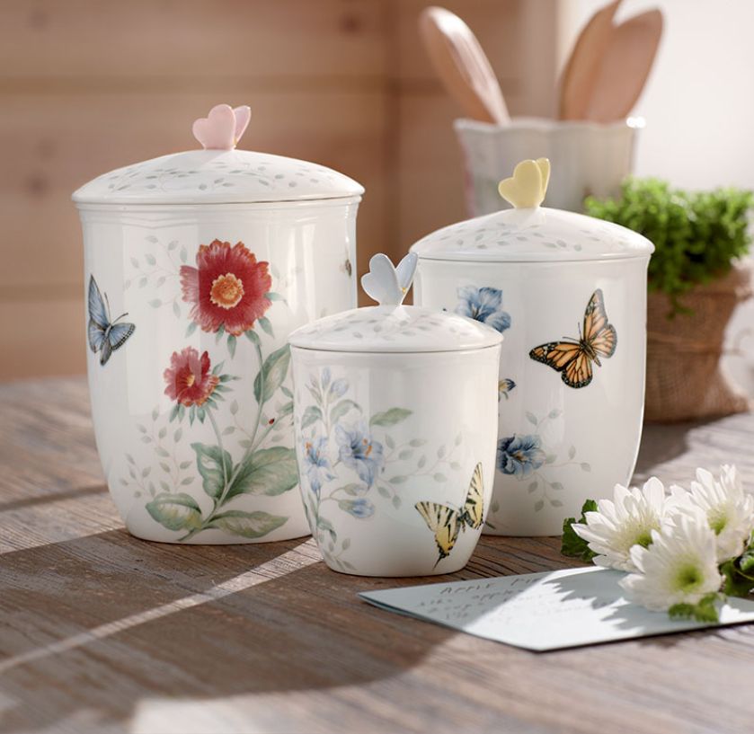 Zastawa stołowa z roślinami i owadami