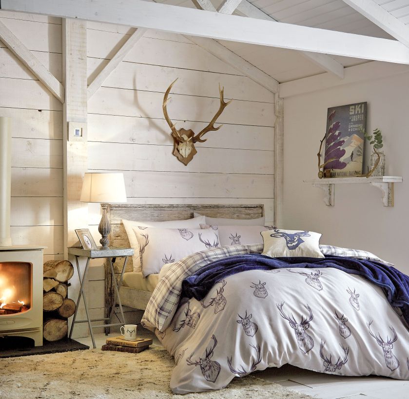 Klasyczne drewniane łóżko w stylu myśliwskim i takaż pościel, DEKORIA