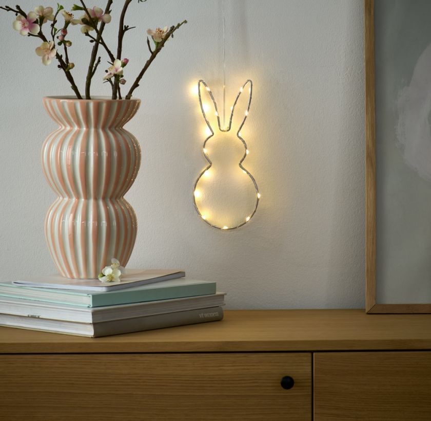 wiszące wielkanocne ozdoby na drzwi i okno