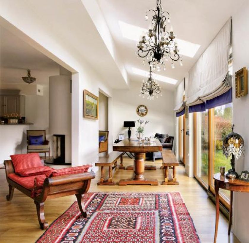 Salon zdobią kryształwe żyrandole. Przepis na przytulny dom