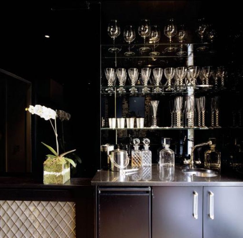 Bar zabudowany czarnymi lustrami. W bieli i lustrach