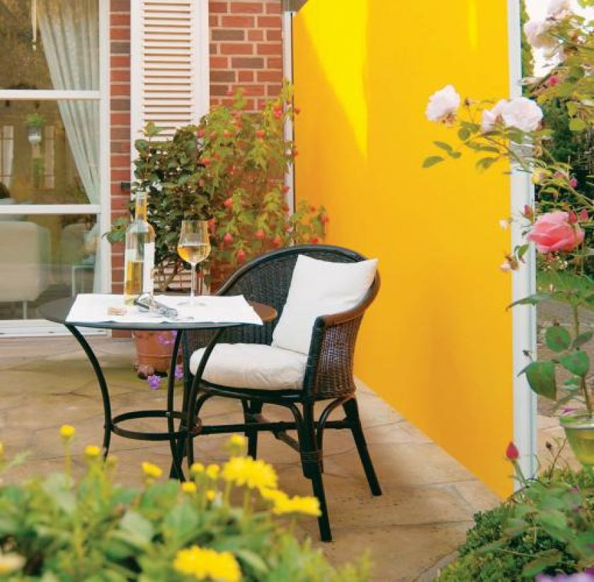 Słoneczne markizy nie tylko nad głową. Mogą pełnić też funkcję ekranu, za którym ukryjemy się