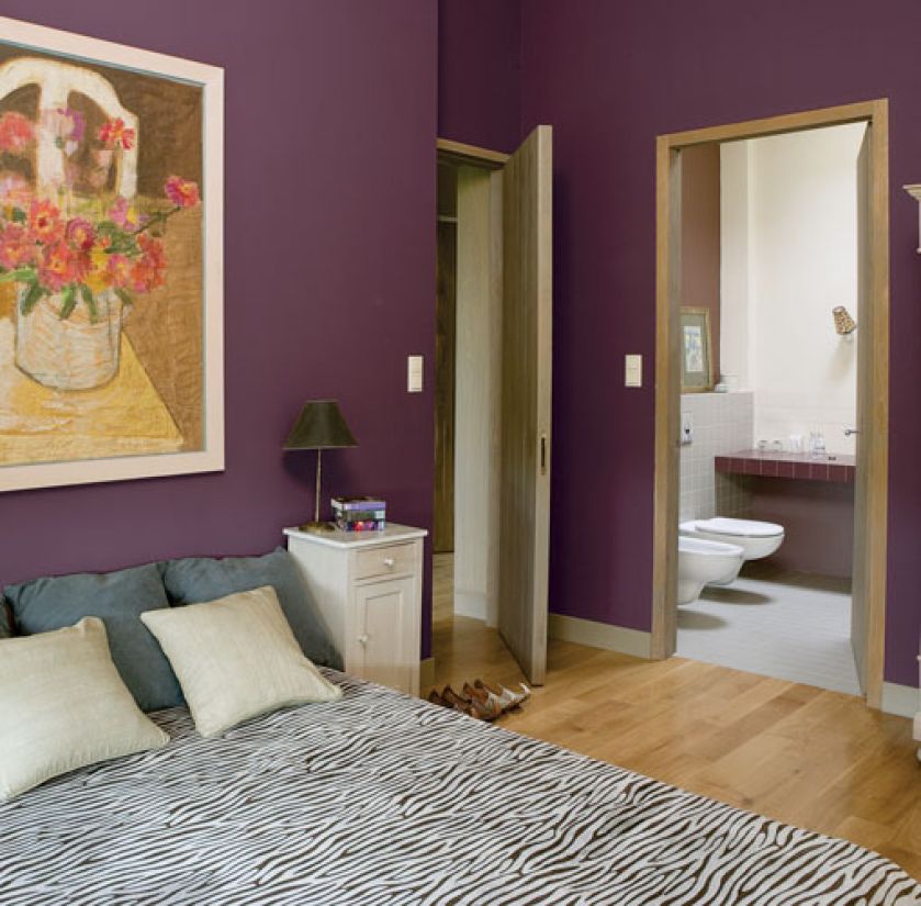 Dzięki kolorom i obrazom powstało wnętrze tak przytulne, że nawet beton nie wygląda surowo.