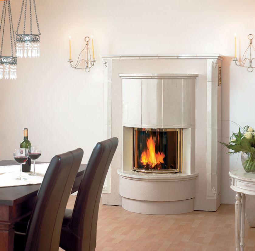 GL32, przyścienny kominek ozdobiony kremowymi kaflami, KAUFMANN.